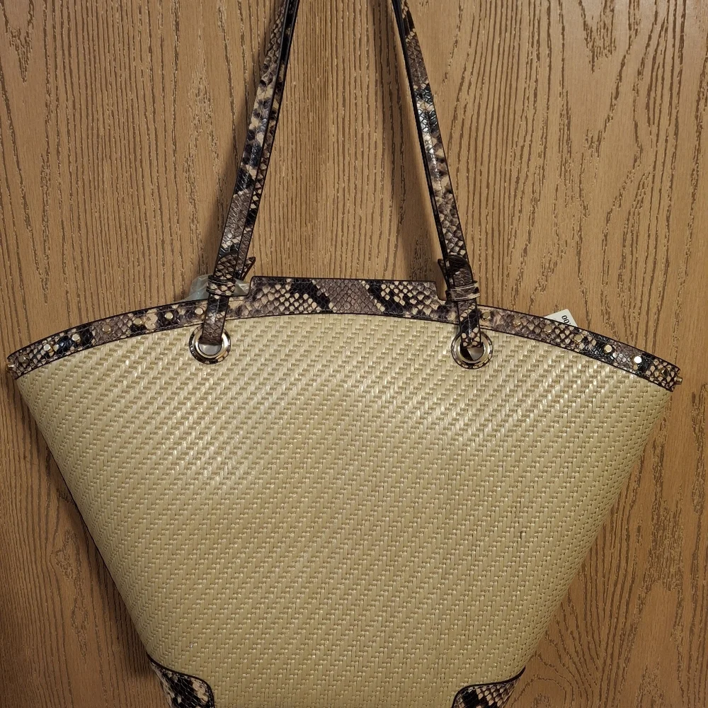 Michael Kors Izzy Meduim Fan Straw Tote - Picture 3 of 16